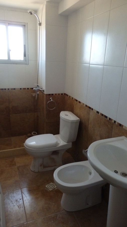 Barra de Carrasco: Rambla Nuevo con estupenda terraza con parrillero y múltiples servicios: Piscina, Barbacoa, Gimnasio.-