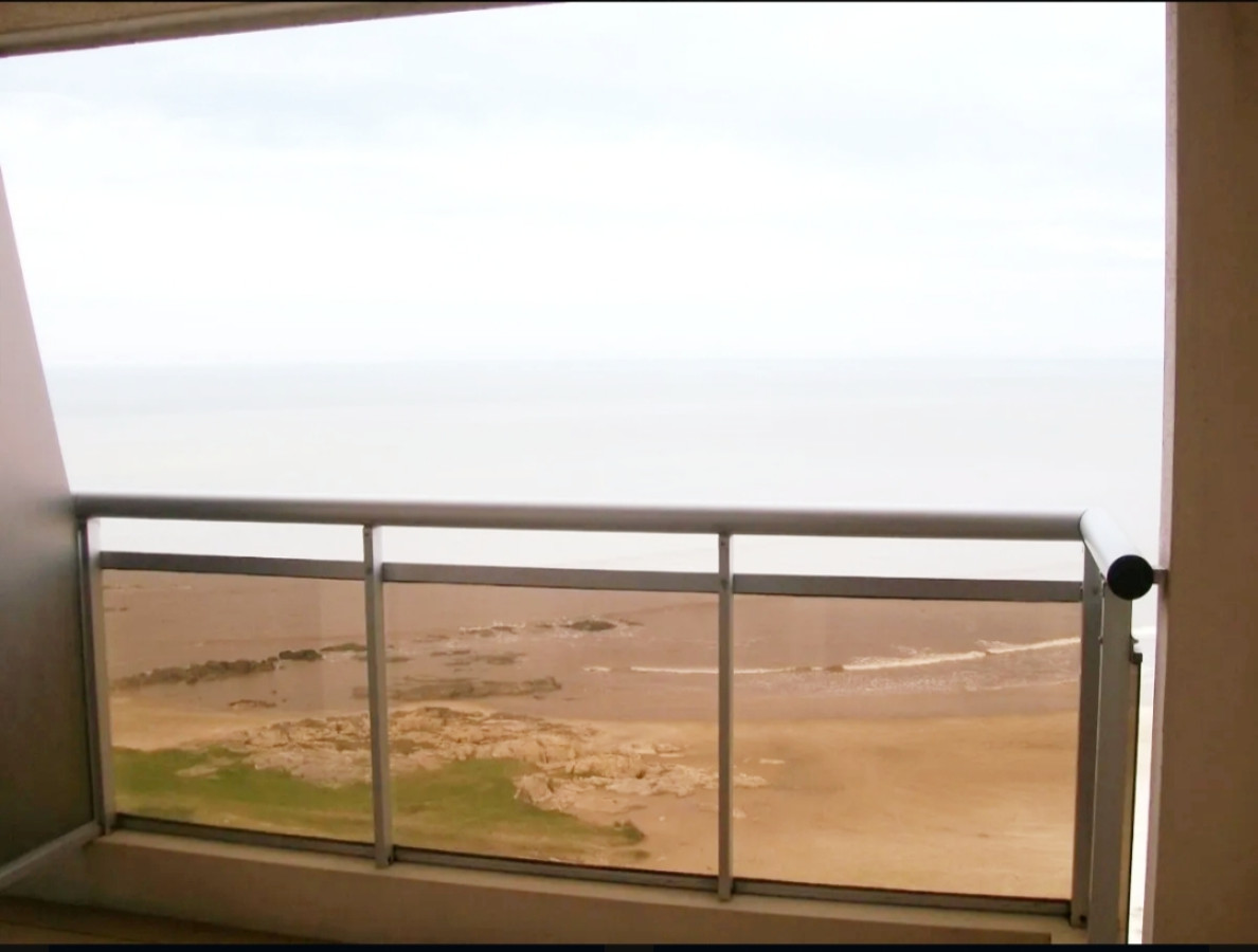 Estrene Apartamento en la Rambla de Malvin Piso Alto con Barbacoas y Piscinas en Común.-