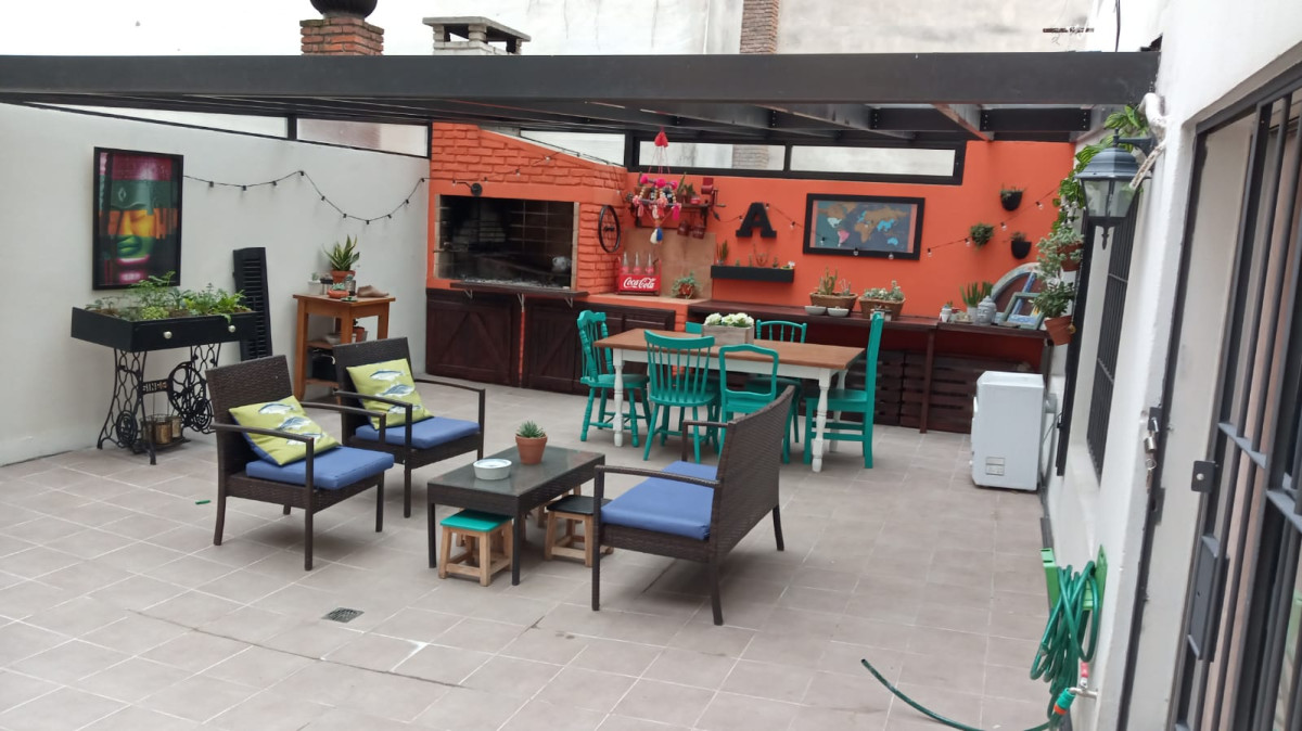 Pocitos: Apartamento en Planta Baja con Amplio Patio + Parrillero & Garage