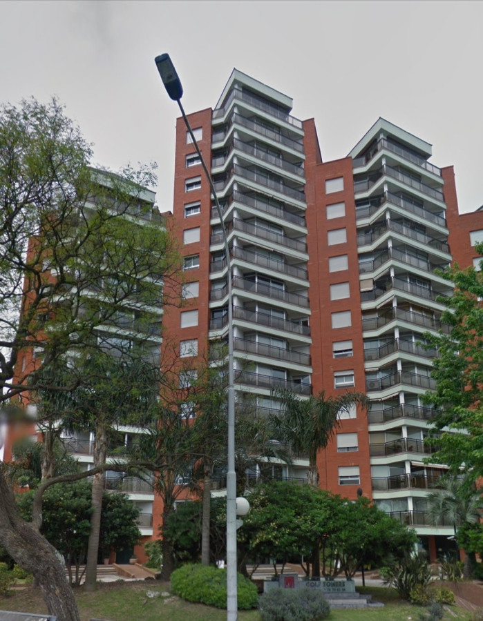 Punta Carretas frente al Club de Golf y a mts. de la Rambla: Monoambiente con Patio