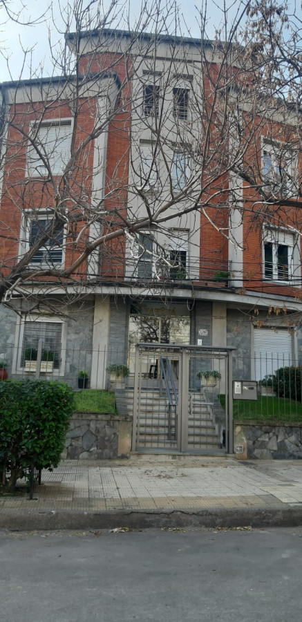 Prolija planta baja con 2 dormitorios a metros de Benito Blanco y muy próximo a la Rambla.