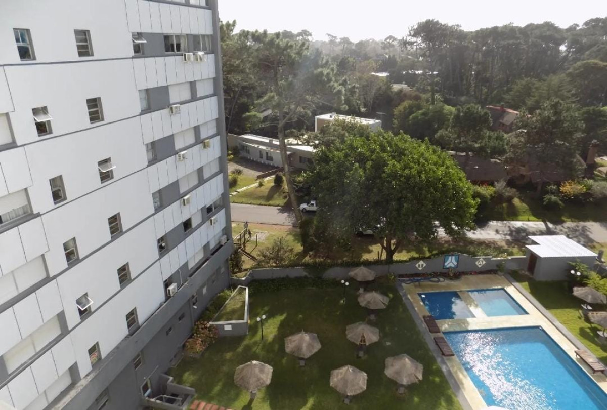 Piso Alto en Roosvelt y Blvar. Artigas Próximo   a muy pocos mts. del Sanatorio Cantegril