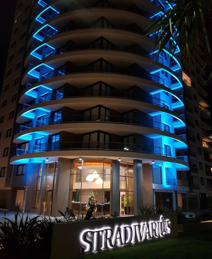 Stradivarius: Categoría en Piso Alto sobre  Av. Roosevelt  con vista a la Mansa.-