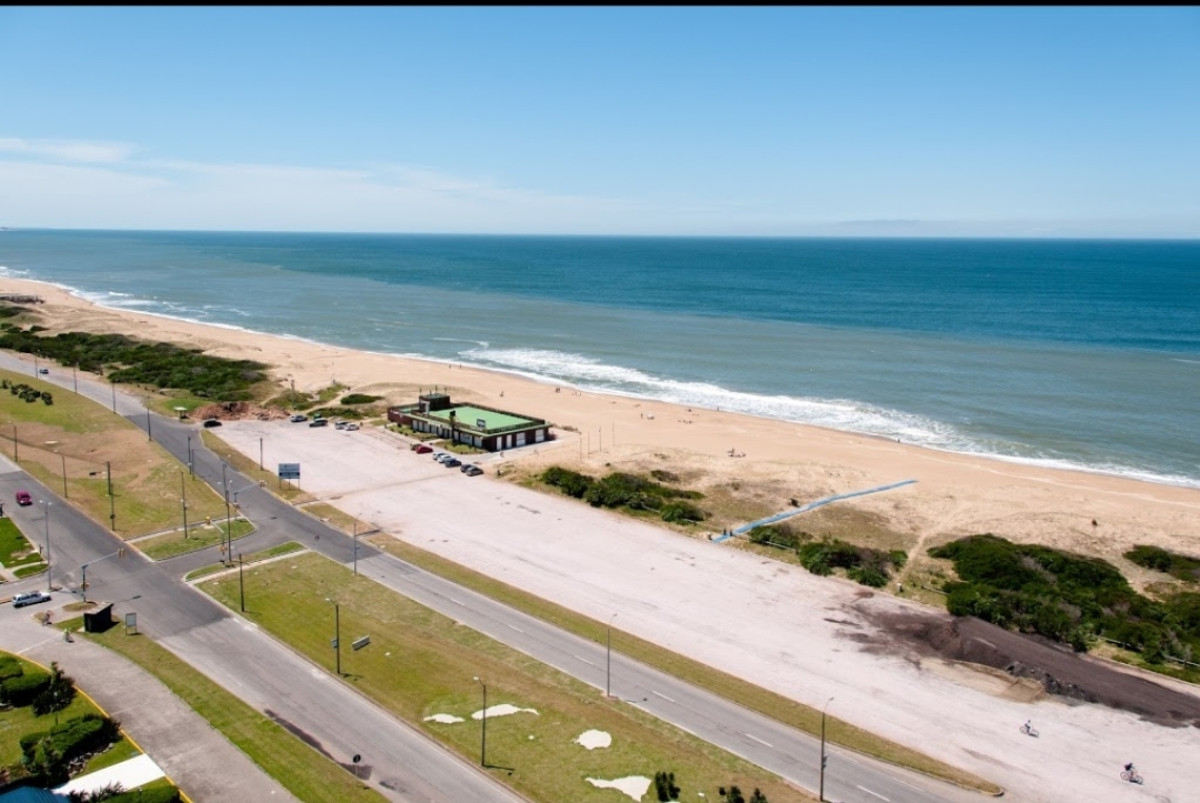 Oportunidad en Parada 8 frente a la Brava Penthouse en piso 17 con estupenda vista oceánica.-