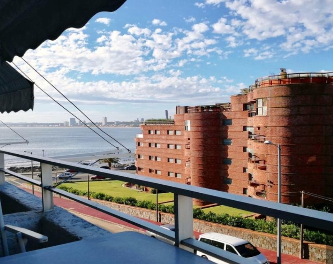 Apartamento en Península con vista al Muelle Mailhos muy prolijo con Estufa a leña, terraza y baños actualizados.-