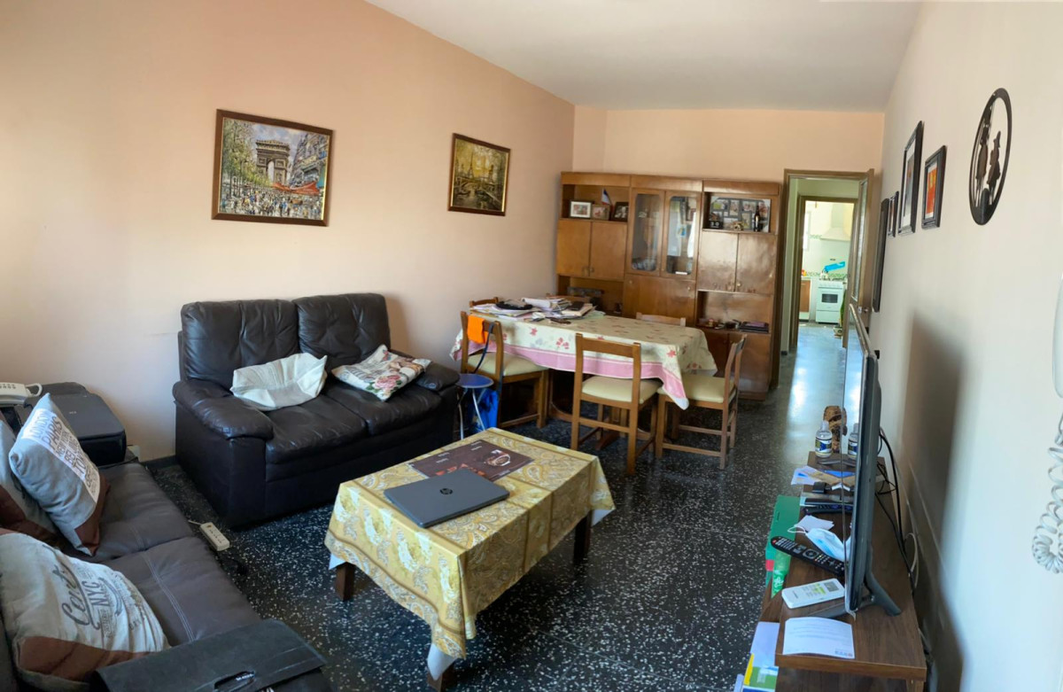 Impecable Propiedad Horizontal en 3 niveles a 200 mts. de la Rambla del Buceo con todos los Servicios y Locomoción a escasos metros.-