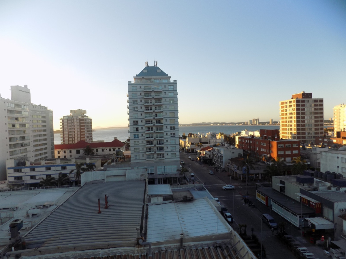 Alquiler Anual en Piso Alto en Plena Península con estupendas Vistas a la Mansa y Brava con todos los servicios a mano.-