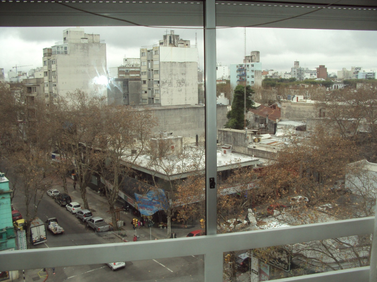 Cordón Sur. Piso Alto en Constituyente y Canelones con mucha Luz y hermosa vista.-