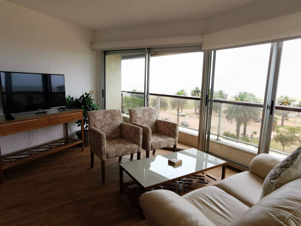 Estupenda vista al Faro de Punta Carretas y muy finamente equipado en su totalidad con Garage individual.-