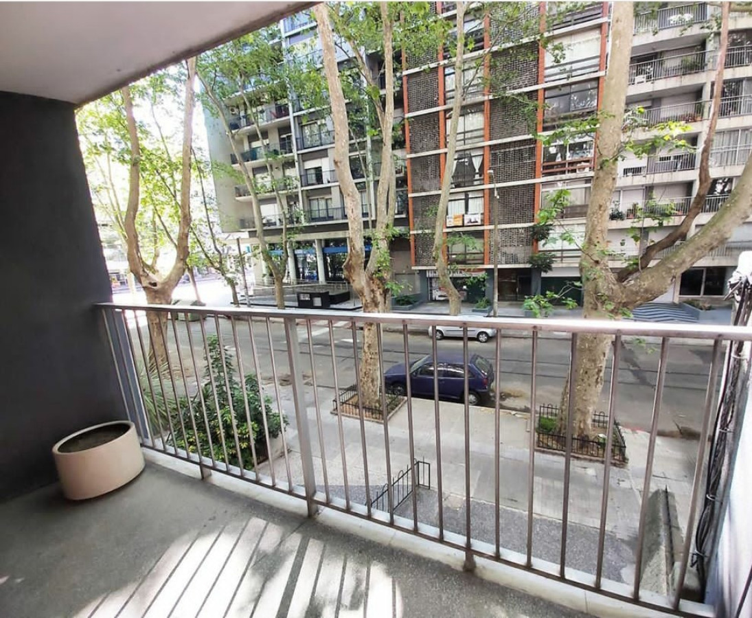 Pocitos céntrico a metros de Avenida Brasil con Garage  y terraza Próximo a la Rambla.-