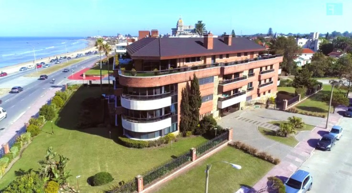 Suntuoso apartamento en Rambla de Carrasco con finas terminaciones y muy próximo a Hotel Casino y Arocena.-