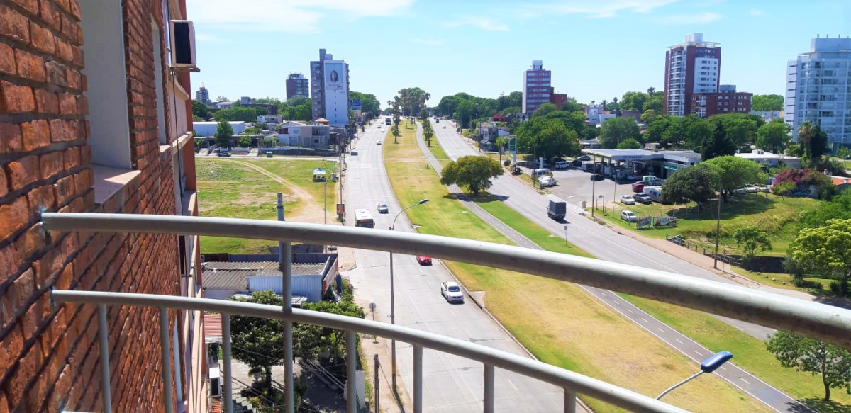 Apartamento en Piso Alto Av. Italia Prox. Hipólito Irigoyen  muy Prolijo con 2 dormitorios y respectivos placares