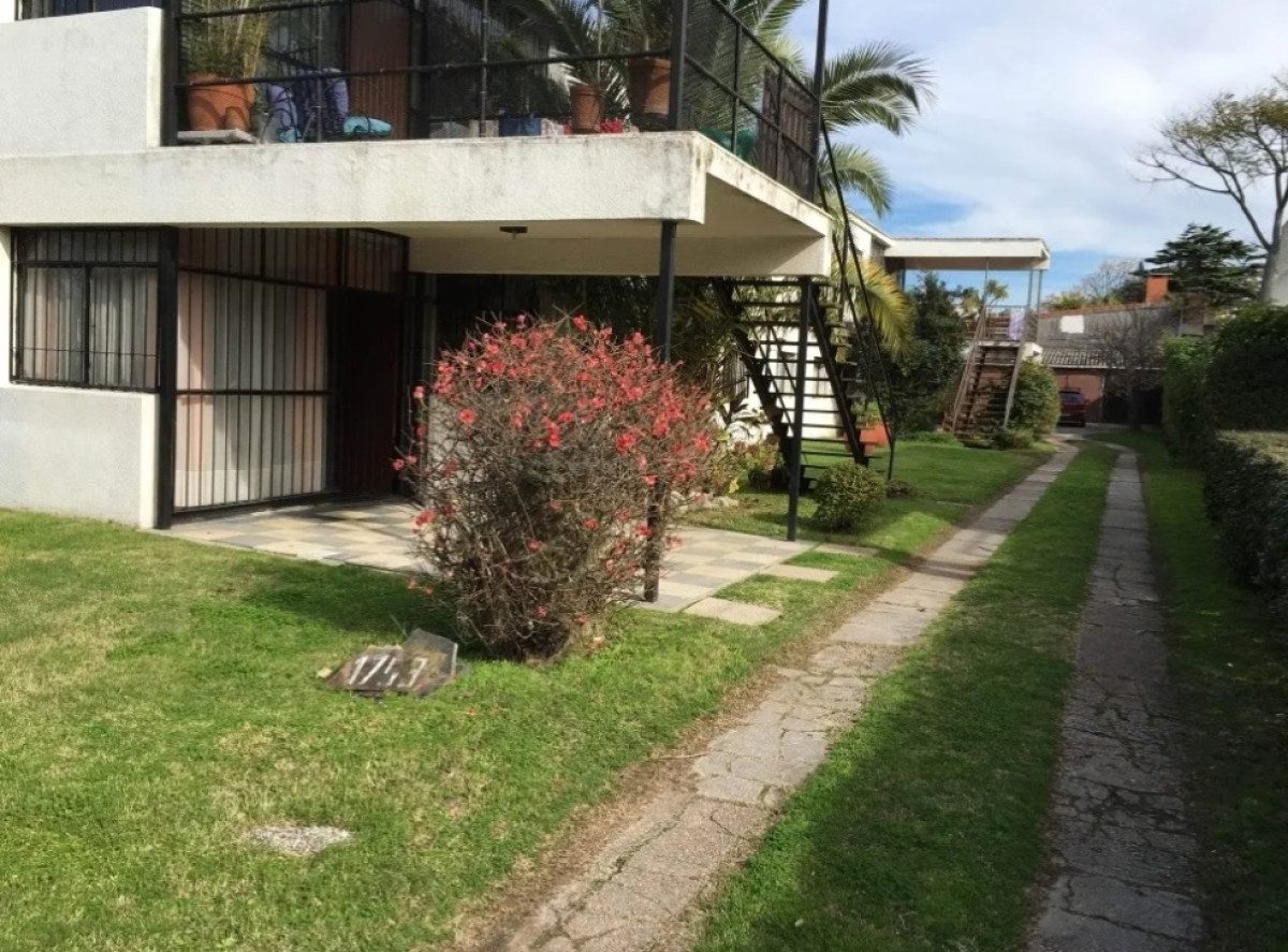 Propiedad Horizontal de Bajos al frente en estupendo entorno verde de Malvín 3 dorm + gge.-