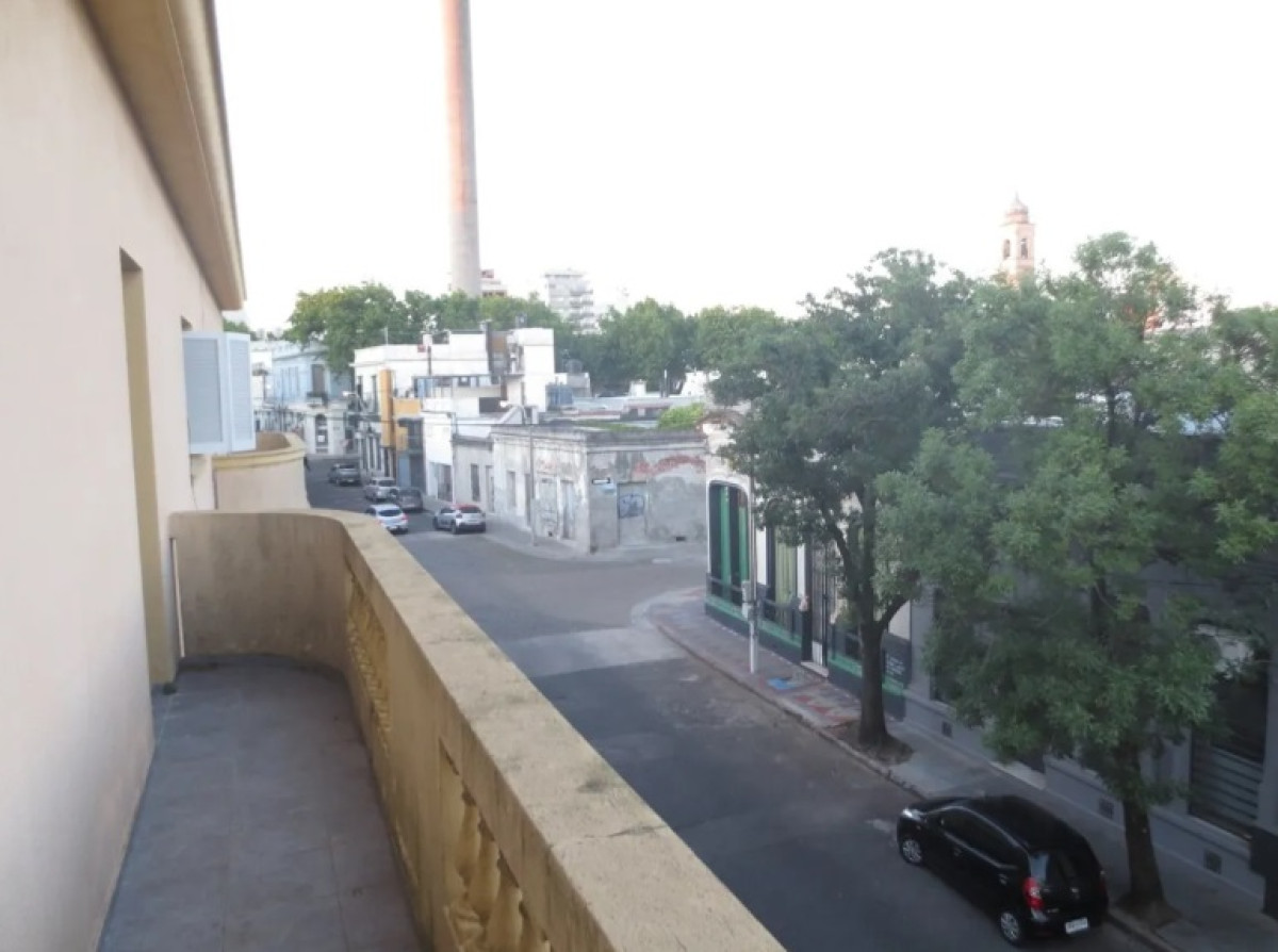 Apartamento 2 dormitorios al frente Próximo a Canal 10