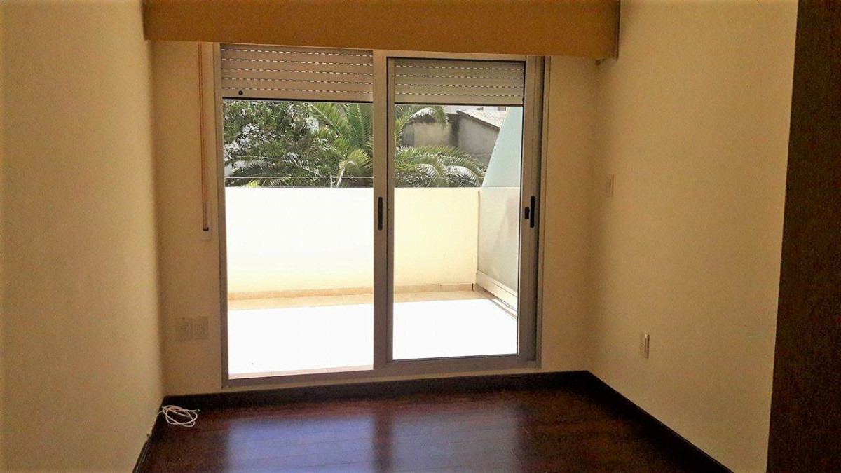 Benito Blanco: Excelente contrafrente con todo el sol a pasos de la Rambla y Av. Brasil.-