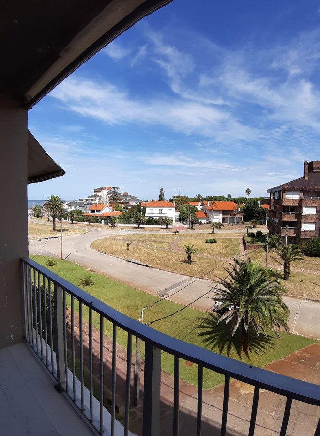 Apartamento en Carrasco tradicional con vista a la Rambla y muy próximo al Hotel Casino Carrasco