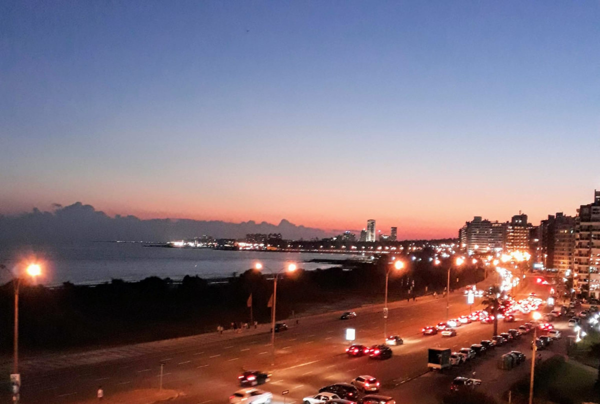 Rambla de Malvín con estupenda vista, garage y gran terraza con parrillero.-