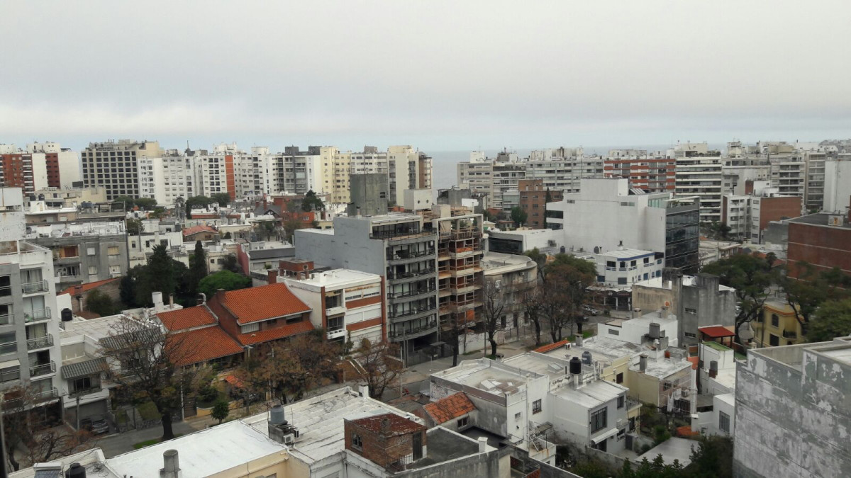 Alquiler Pocitos Nuevo próximo World Trade Center:  Piso alto con estupenda vista: 2 dorm + 2 baños