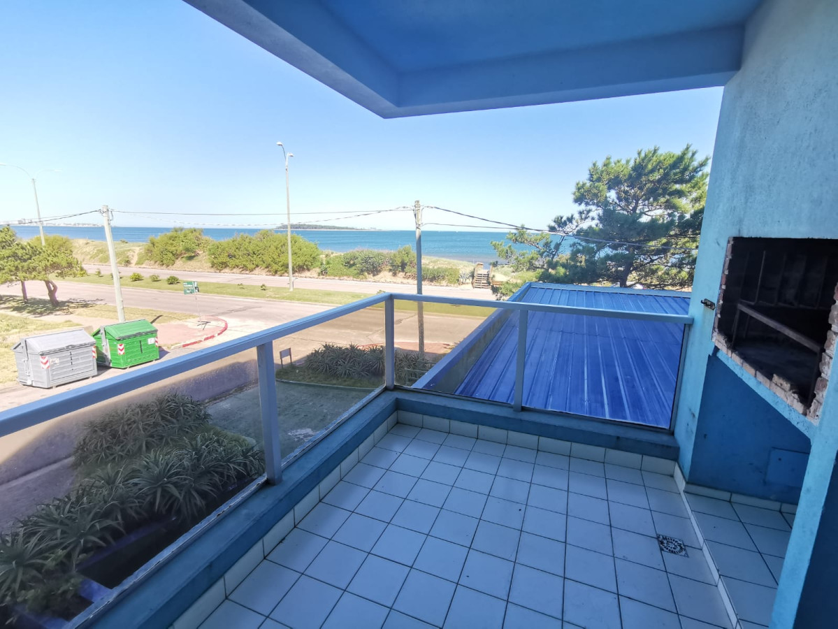 Alquile Anualmente muy bien equipado Frente al Mar con toda la vista y terraza con Parrillero en Parada 22 Mansa.-
