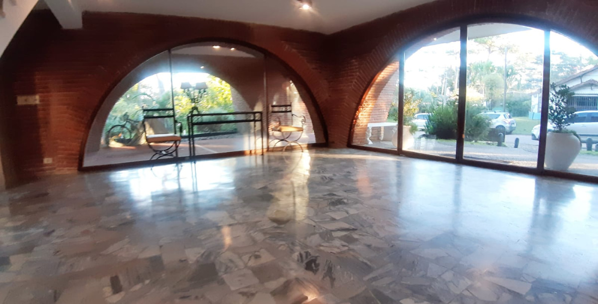 Apartamento en Agradable Entorno Muy Tranquilo:  2 dormitorios + Cochera próximo Cipriani y Hotel La Capilla.-