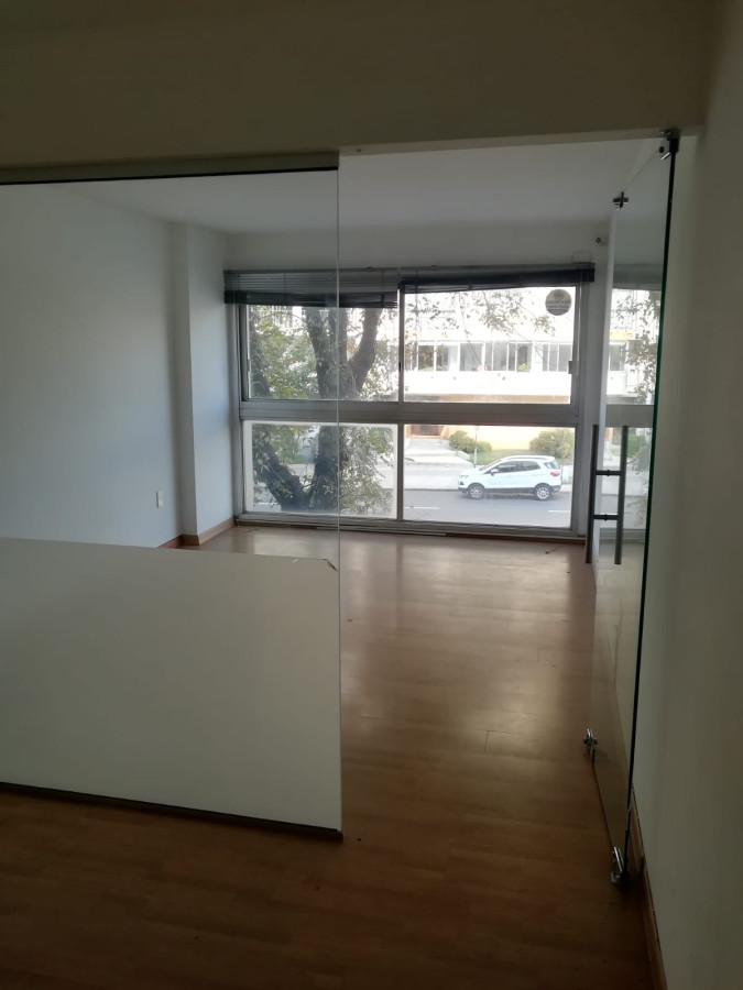 Luminoso Monoambiente al frente con portería Vivienda u oficina  próximo a Bvar España y El Ombú.-