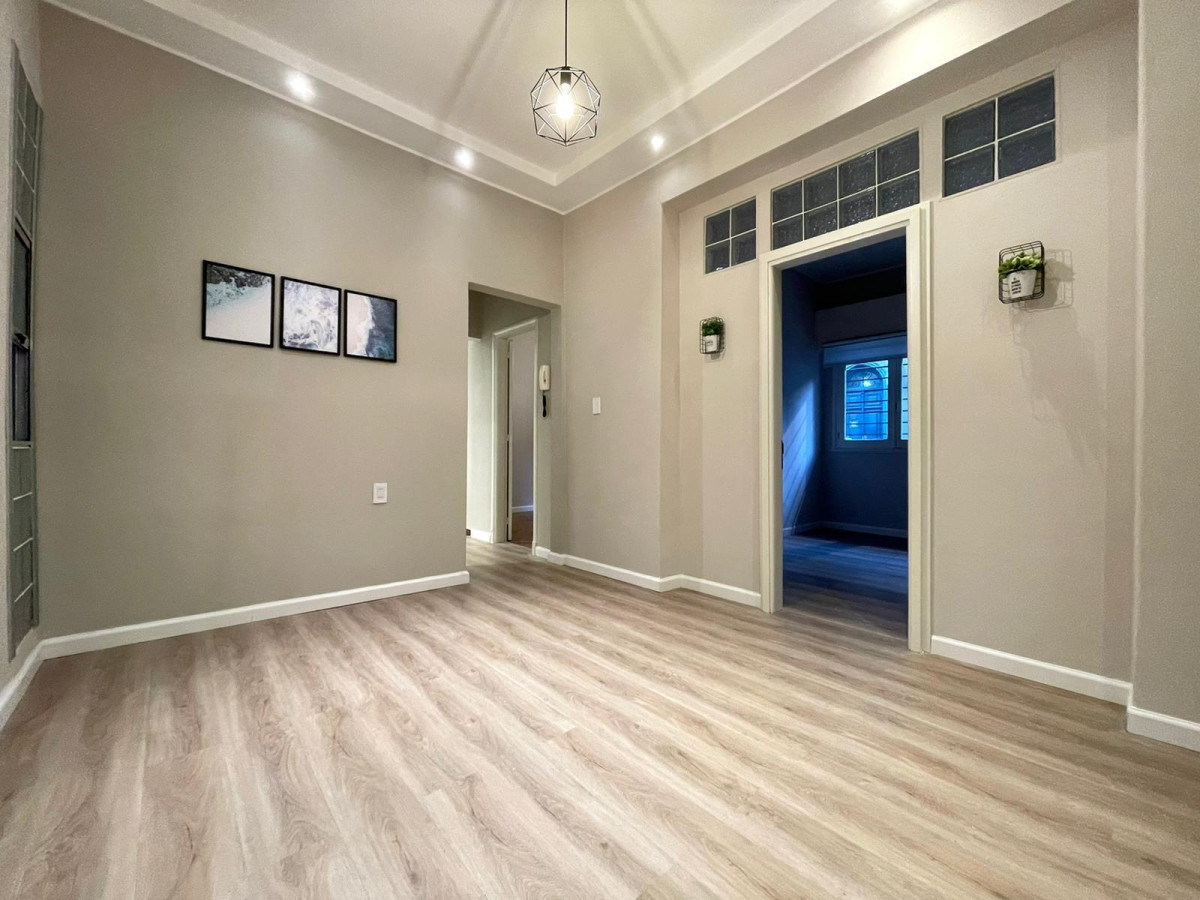 Apto Ideal para Rentar: Planta Baja al frente totalmente reciclado a nuevo de 2 dormitorios con patio.-