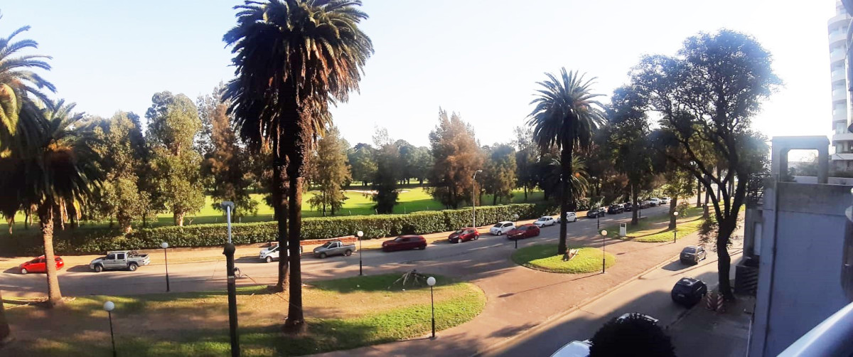 Apartamento Frente al Club de Golf con estupendo entorno verde Próximo Rambla & Shopping Punta Carretas: Inmejorable Vista y Tranquilidad.-