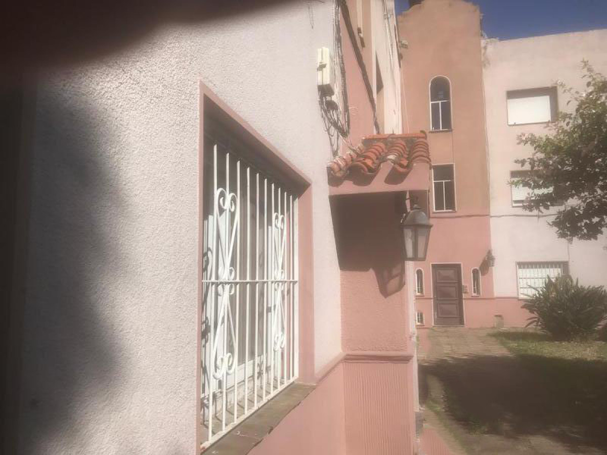 Apartamento en Planta Baja prolijo 2 dormitorios prox. Av. Brasil, Blvar. España & Facultad de Arquitectura.-