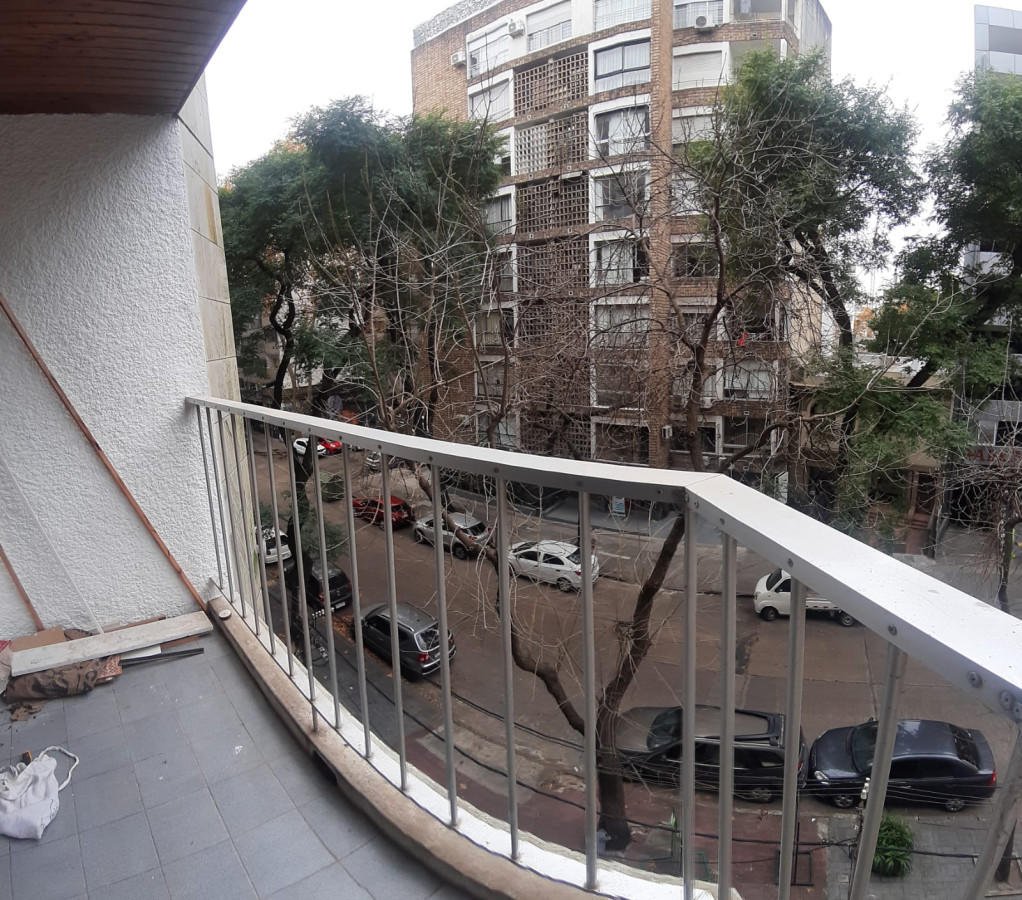 Alquiler Apartamento Berro y José Martí Muy Próximo a Av. Brasil todo impecable con terraza y Parking a pocos mts.