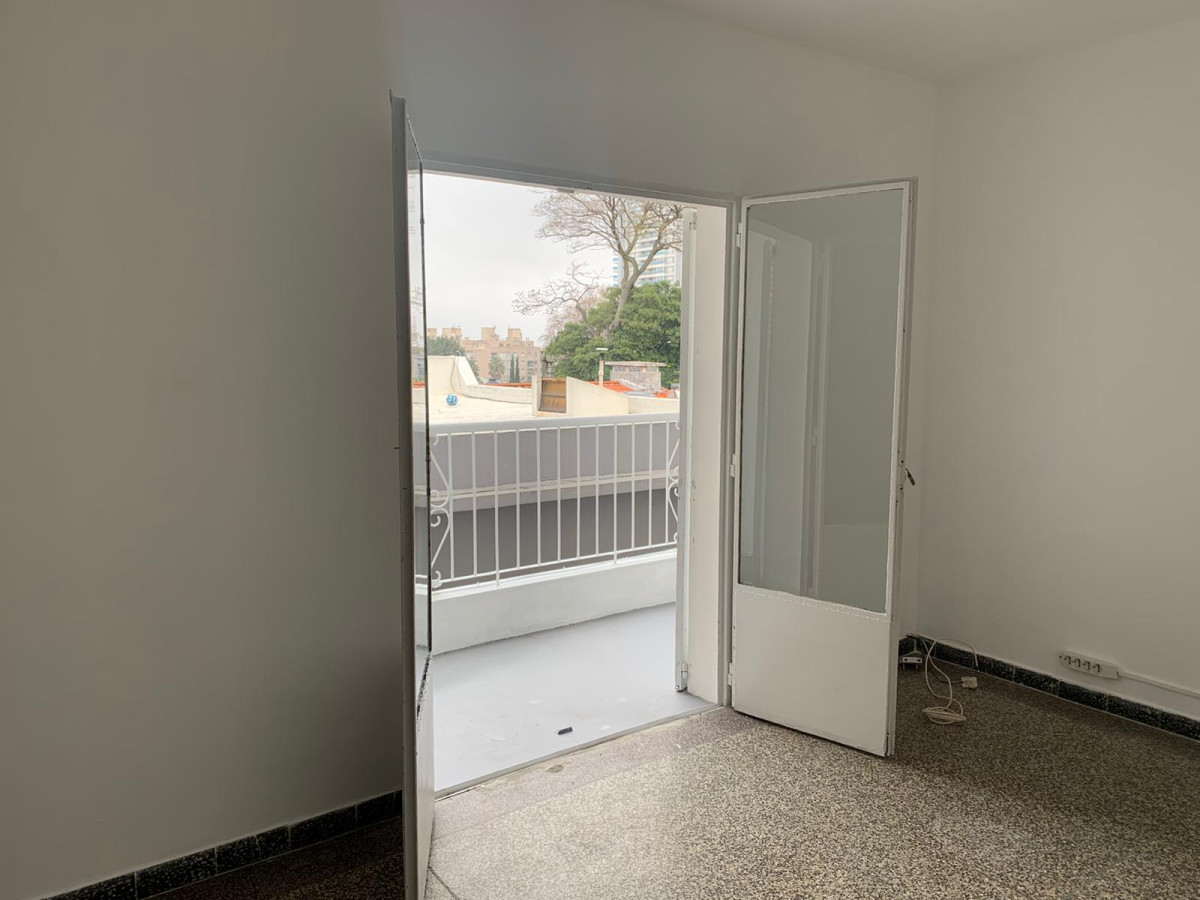 ALQUILER APARTAMENTO 1er. Piso por Escalera Ramos prox. Av. Rivera y Comercio.-