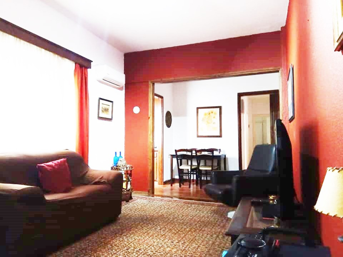 Muy Prolijo Apartamento en Pocitos Miguel Barreiro y Berro 1er. piso por escalera a mts. del Renovado Complejo Comercial Alfa & Beta.-