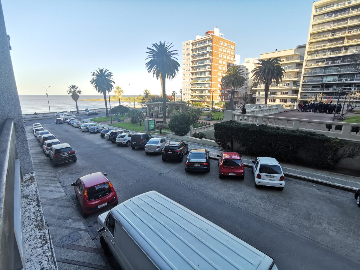Venta Apartamento en Pocitos frente a Plaza Gomensoro a pocos mts. de la Rambla con estupenda vista despejada.-