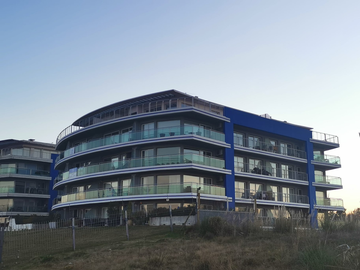 Estupendo Penthouse con gran terraza con parrillero y sensacional vista a Pista del Aeropuerto, Torre de Control y Lago de Av. de las Américas.-