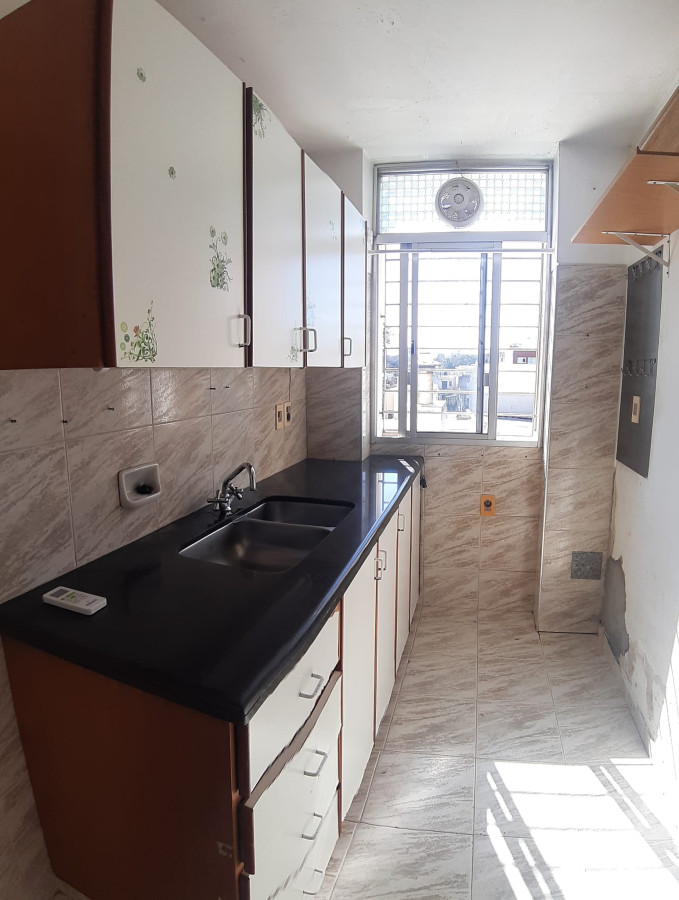 Apartamento con mucha luz  orientación Norte muy prolijo Acceso por Rambla Garage fijo y Portería 24 hs.