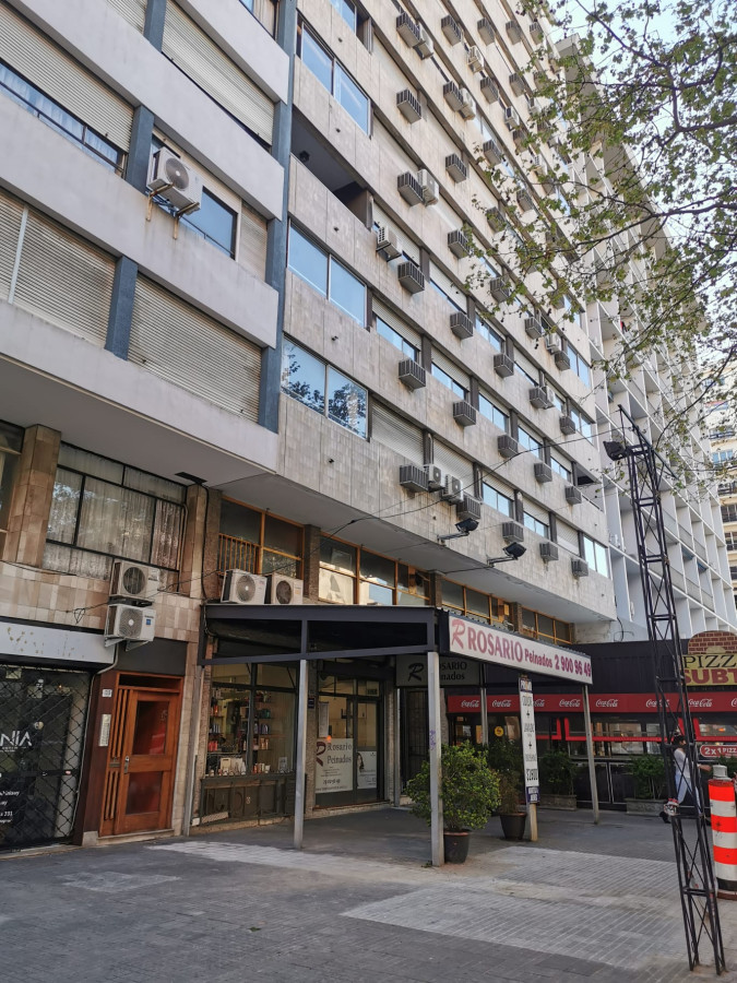 Centro Piso Alto a metros de 18 de Julio Monoambiente con Dormitorio definido