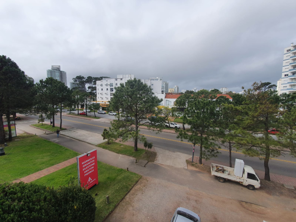 ALQUILER ANUAL APARTAMENTO 3 DORMITORIOS 2 BAÑOS GARAGE PUNTA DEL ESTE