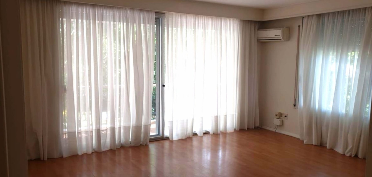 Apartamento Carrasco Clásico dentro del Casco Antiguo del Barrio Muy Próximo al  Lawn Tennis & Av. Arocena.-