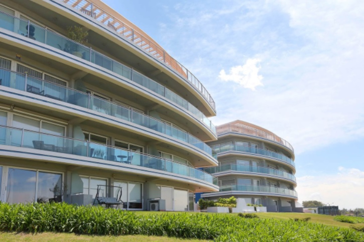 Moderno edificio sobre Av. de las Américas frente al mega proyecto Cala del Yacht