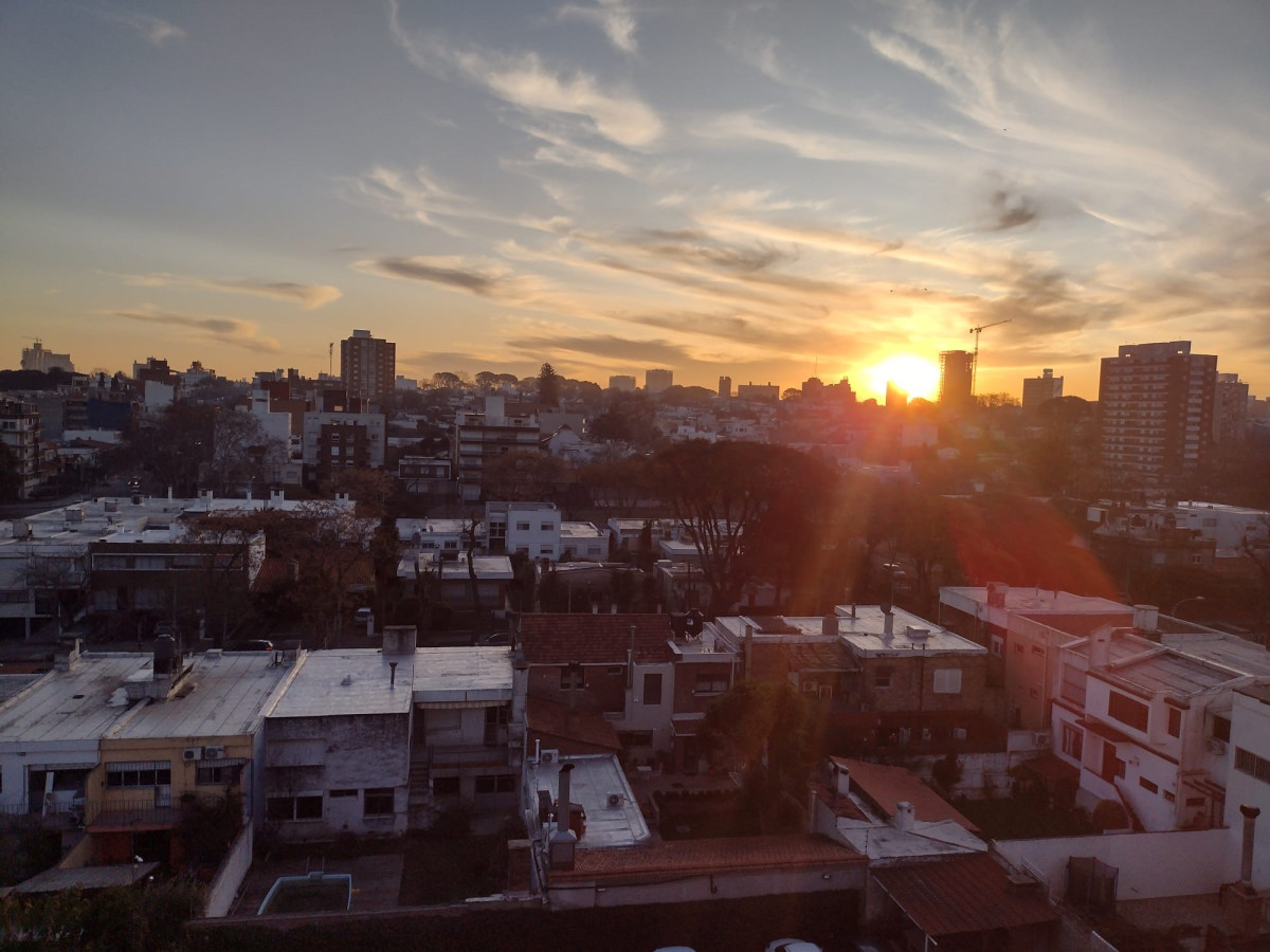 VENTA APARTAMENTO MALVIN 2 DORMITORIOS GARAGE FIJO PISO INTERMEDIO CON VISTA DESPEJADA