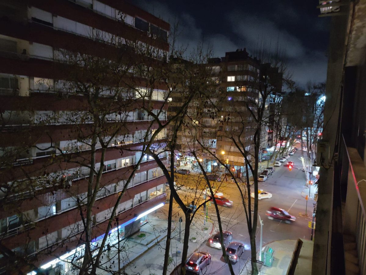 Venta Clásico apartamento Pocitense a 100 mts. de la Rambla con holgadas dimensiones en piso intermedio