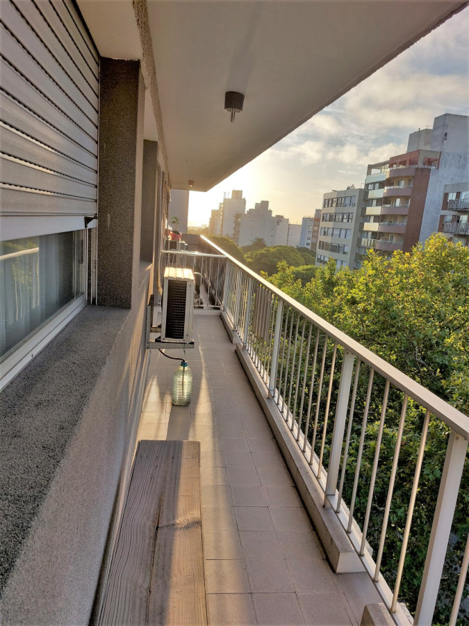 VENTA APARTAMENTO POCITOS SARMIENTO PISO ALTO 3 DORMITORIOS 2 BAÑOS GARAGE