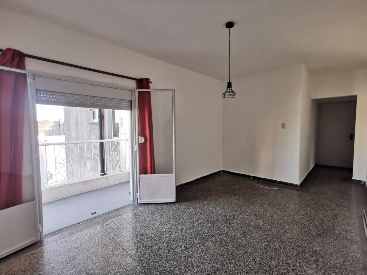 Buceo Alquiler Apartamento en 2do. Piso por Escalera 2 dormitorios + balcón