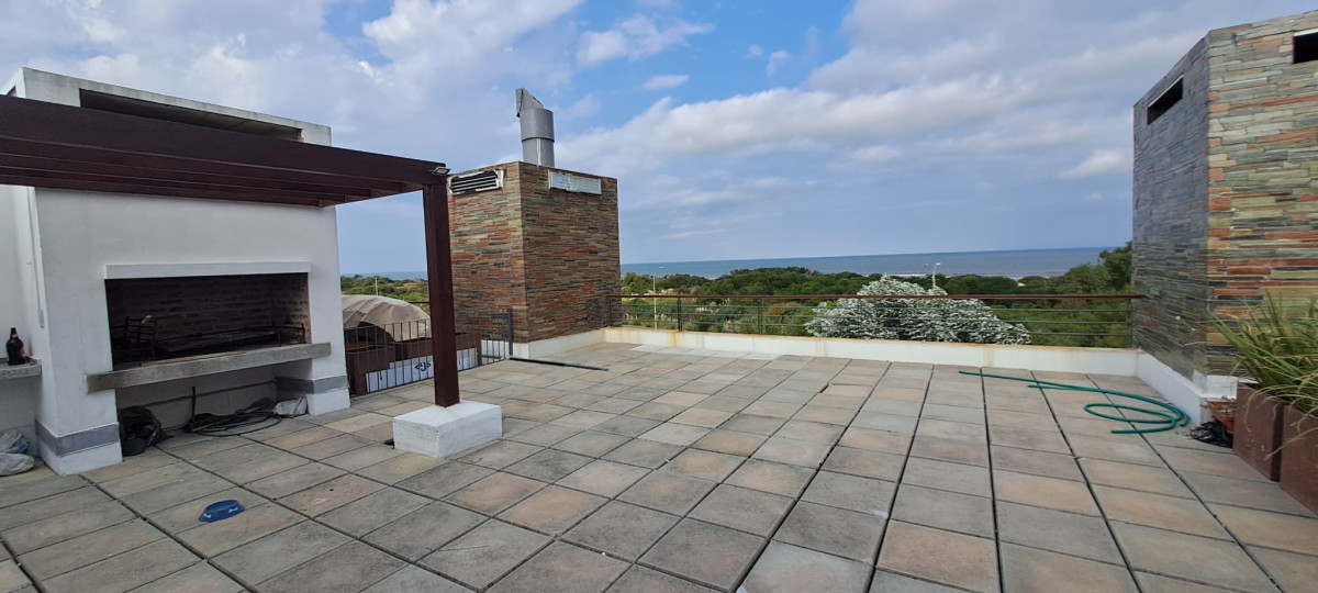 Apartamento frente a la Rambla Costanera con vista Isla de Lobos 2 dormitorios 2 baños 2 cocheras 2 parrilleros