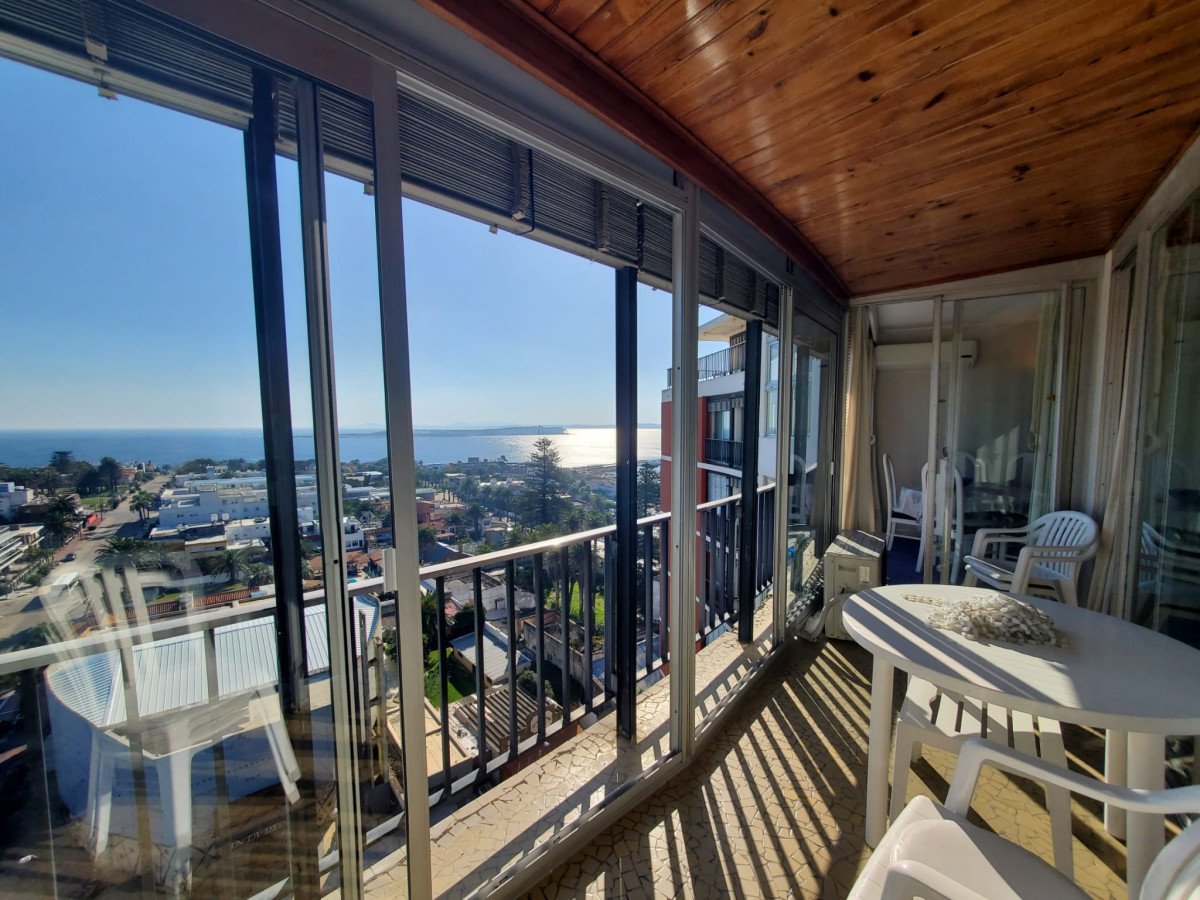 PUNTA DEL ESTE: Piso Alto en Península: Gorlero Próximo Puerto de Punta del Este & Playa Ingleses.-