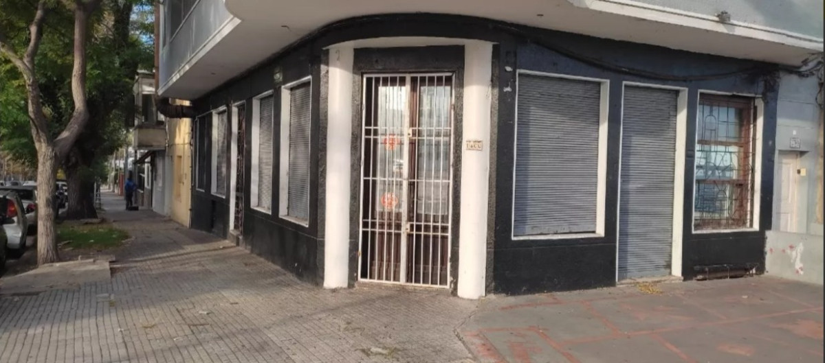Venta Malvin / Buceo Estupenda Esquina a 100 mts. de la Rambla con importante flujo de Vehículos y Peatones