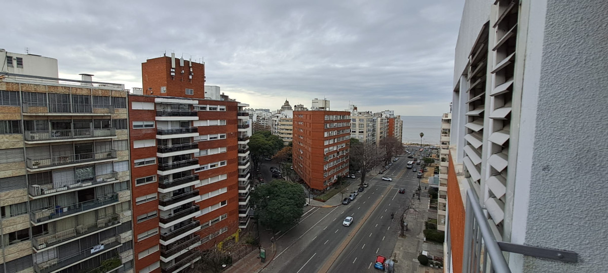 VENTA APARTAMENTO POCITOS A RECICLAR EN PISO ALTO 1 DORMITORIO GARAGE DOBLE