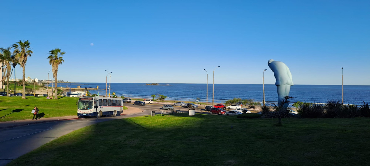 Buceo Venta Apartamento como a estrenar con terminaciones mejoradas muy próximo a la Rambla en calle muy tranquila.-