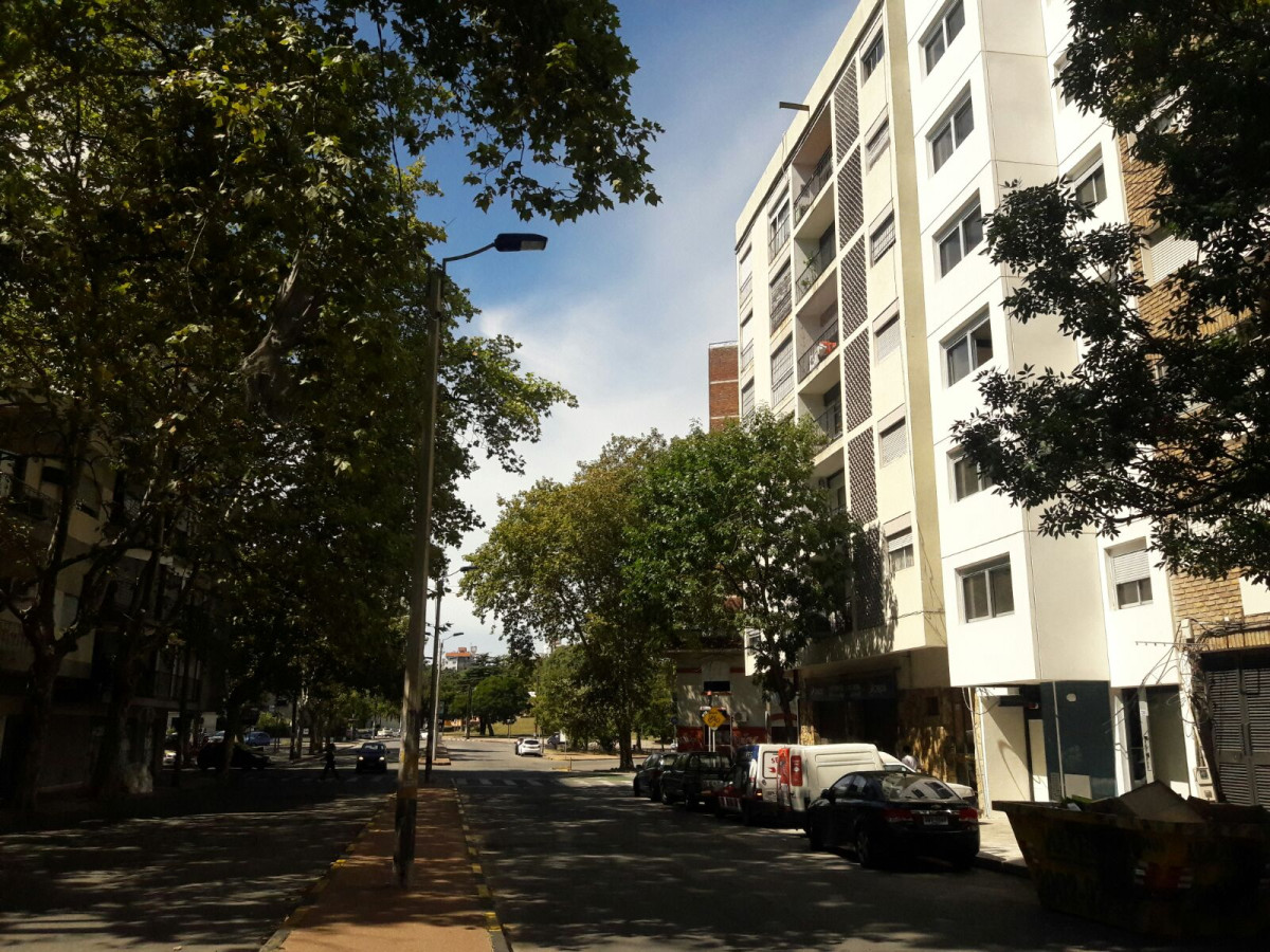 Apartamento en Parque Rodó Nuevo como a Estrenar : 21 de Setiembre casi Blvar. España:  2 dorm y cómodo Garage