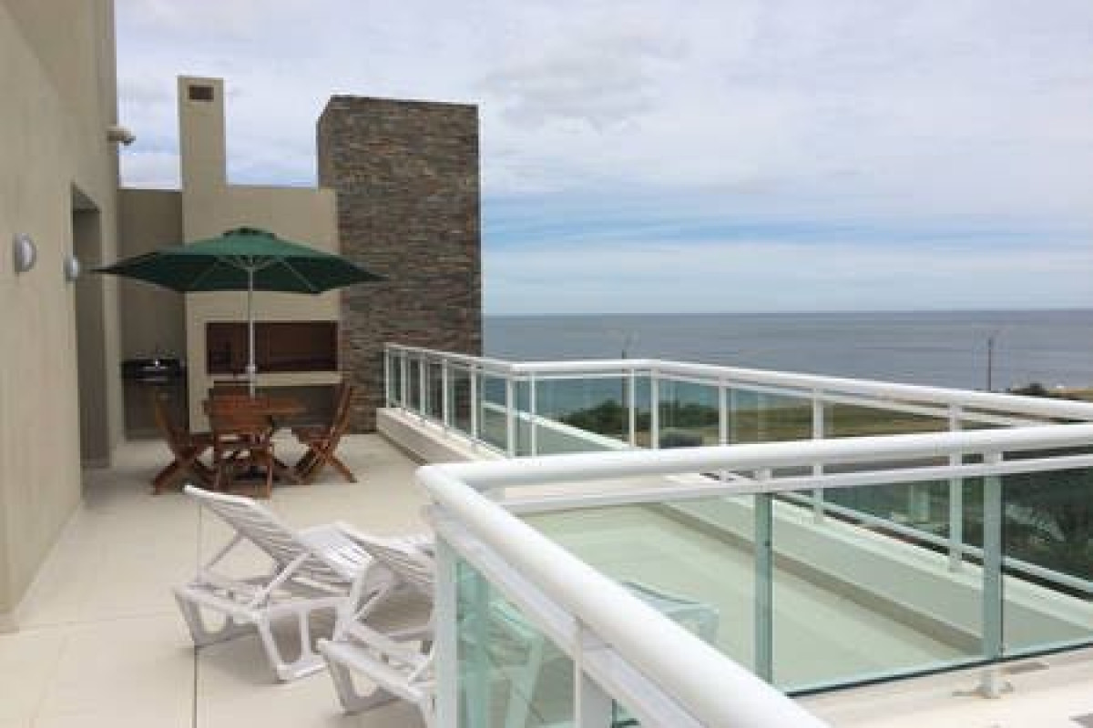 Edificio Cruceros: Frente al océano con vista a Punta Ballena en Parada 35 de la Mansa.-