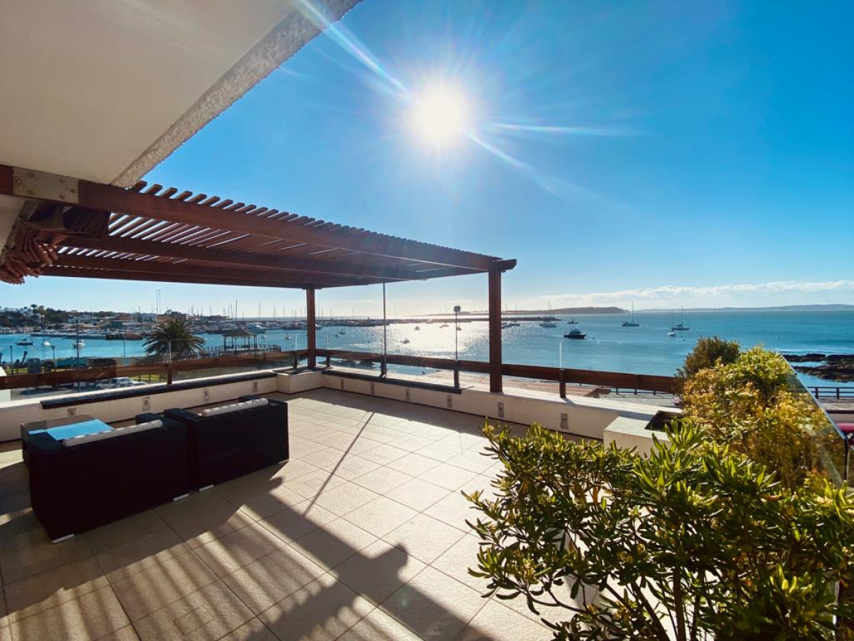 Exclusivo Frente al Puerto de Punta del Este con gran terraza y los mejores atardeceres sobre la Isla Gorriti